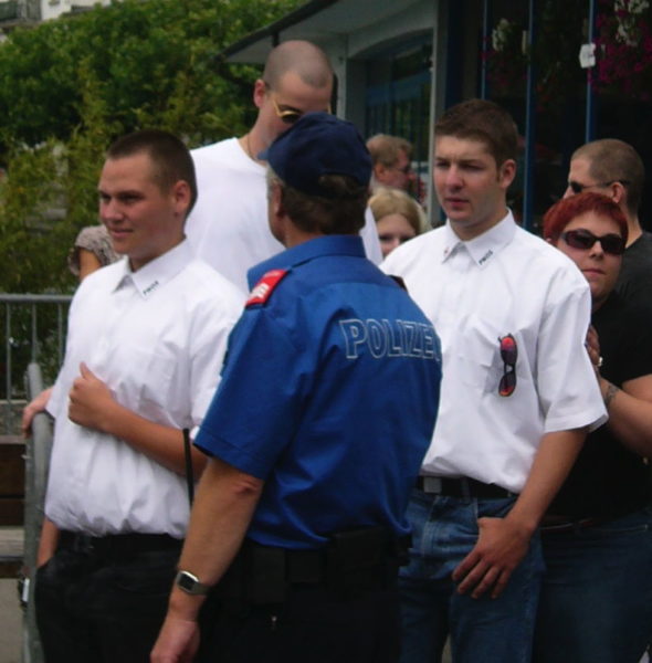 Die PNOS marschiert aufs Rütli: Michael Haldimann (l.), Adrian Spring (r.) und Mario Friso (hinten) bei der Polizeikontrolle 2005