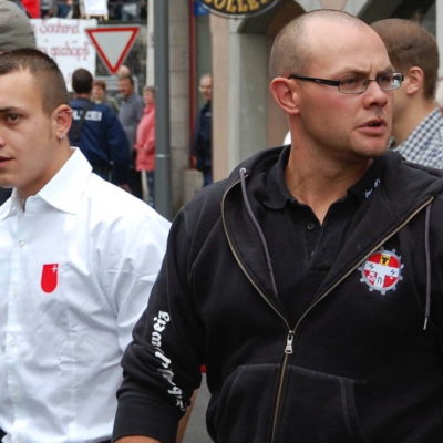 Kevin Gisler (links) im offiziellen Shirt des Waldstätterbundes - mit Stefan Betschart, seines Zeichens Kameradschaft Innerschweiz und B&H.