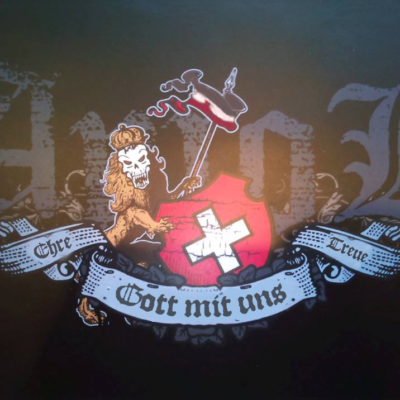 Mit diesem Slogan wirbt die Band Amok auf ihren Merchandise-Artikeln