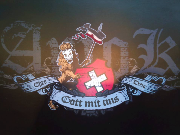 Mit diesem Slogan wirbt die Band Amok auf ihren Merchandise-Artikeln