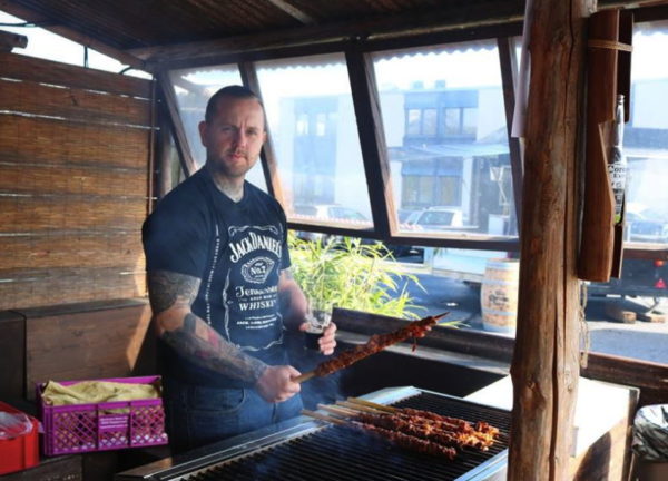 Kevin Gutmann, Sänger von Amok, als Grillmeister in der Boomerang Bar in Jona SG