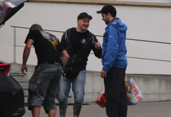 Dominik Hulliger (blaue Jacke) bei den Konzertvorbereitungen in Villarimboud 2. Juli 2016.