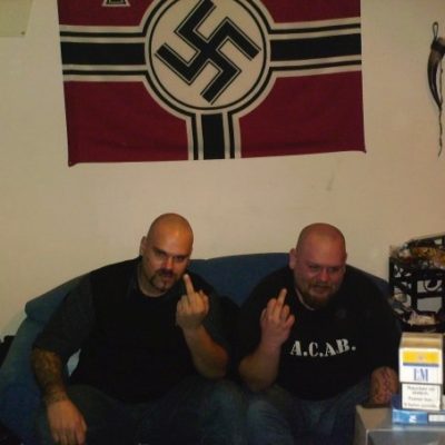 Tätowierer Christian Riegel (l.) ist bekennender Nationalsozialist.