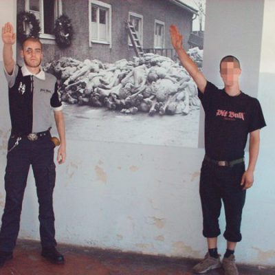 Jonas Schneeberger (l.) vor der KZ Gedenkstätte Buchenwald