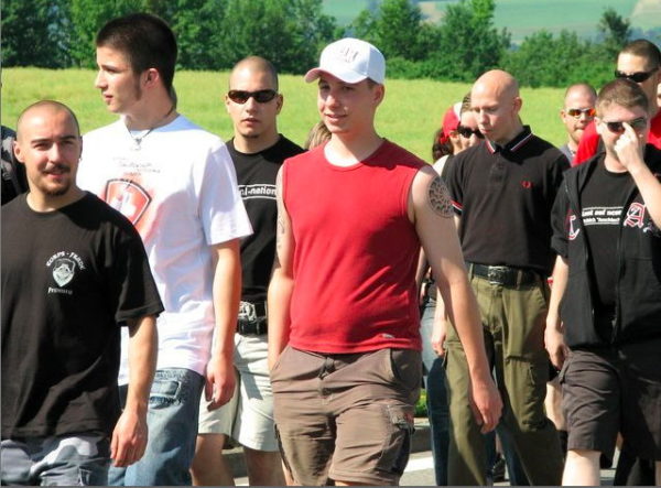 Auch an der Schlachtfeier Sempach 2008 ist Victor Geneux im Corps-Franc-Shirt anzutreffen. Rechts im roten T-Shirt: Philippe Eglin, PNOS Basel.