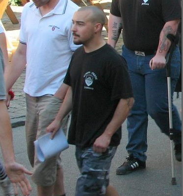 Victor Geneux (rechts vorne) marschiert im Gleichschritt mit Hervé Savoy, dem späteren Betreiber der Taverne Excalibar.