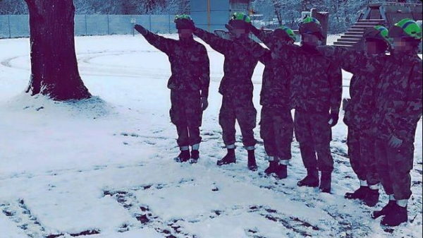 Sechs Soldaten der Schweizer Armee posieren auf dem Waffenplatz in Wangen a.A.