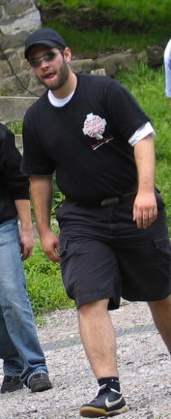 PNOS-Präsident Dominic Lüthard in jüngeren Jahren im HJ-Shirt (Rütli 2005)