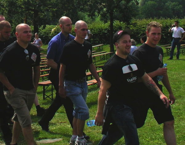 Benjamin Lingg (l.), Fabian Bergmaier und (m.) und Raphael Wüthrich (r.) an der Schlachtfeier in Sempach 2006