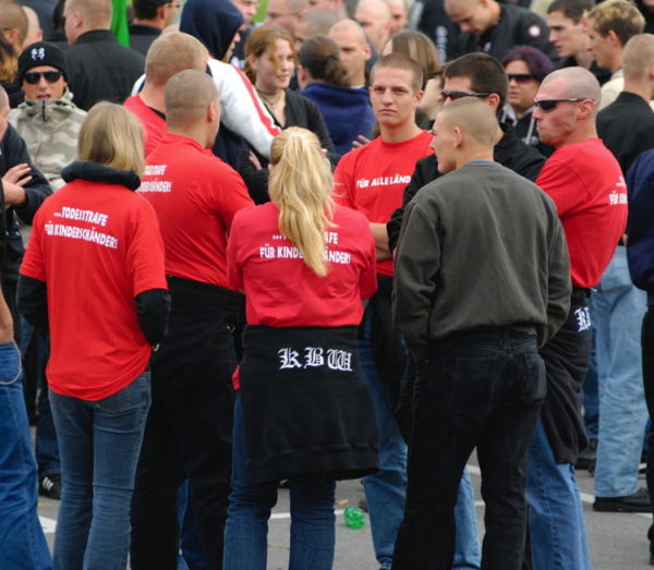 Die Kameradschaft Baden-Wettingen tritt gerne uniformiert auf - hier an der Demo gegen Kinderschänder in Appenzell 2007.