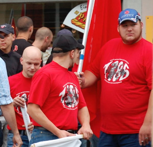 Die Mitglieder der Kameradschaft Morgenstern Samuel Duss (l.) und Daniel Villiger (r.) in Schlachtfeier-Shirts am Aufmarsch 2009