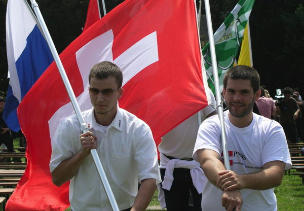 Auch Segessenmanns Gehilfe, Michael Vonäsch (l.) war aktiver PNOS-Vertreter. Hier mit Dominic Lüthard als Fahnenträger in Sempach.