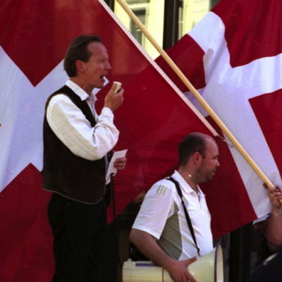 Holocaustleugner Bernhard Schaub (l.) und Manuel Wettstein an einer Demonstration der NAPO in Aarau im Mai 2005.