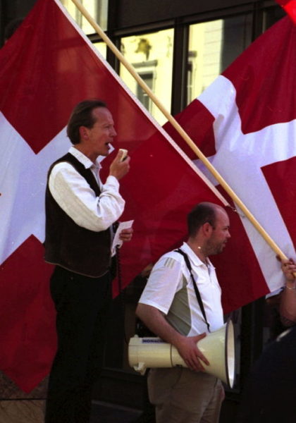 Holocaustleugner Bernhard Schaub (l.) und Manuel Wettstein an einer Demonstration der NAPO in Aarau im Mai 2005.