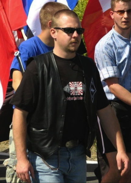 Oliver Kobel im Gilet der Nationalen Offensive an der Schlachtfeier Sempach 2008.