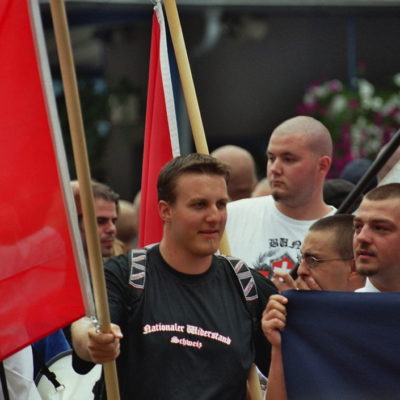 Pascal Trost im Nationalen Widerstands-Shirt beim Rütli-Aufmarsch 2005. Rechts im Bild: Tobias Hirschi, PNOS Oberaargau.