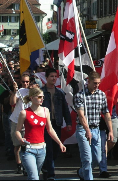 Roland Renggli (rechts) und Martin Schnurrenberger (mitte) am alljährlichen Aufmarsch in Sempach