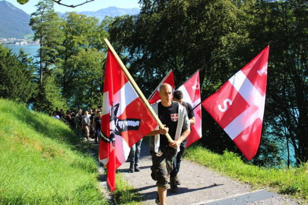 Fahnen sind ein beliebtes Stilmittel der PNOS bei ihren Aufmärschen