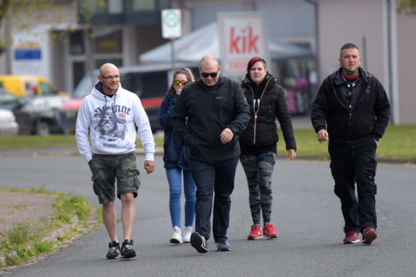 Die Schweizer Stefan Betschart (l.) und André Senn (v.m.) auf dem Weg zum Festgelände...