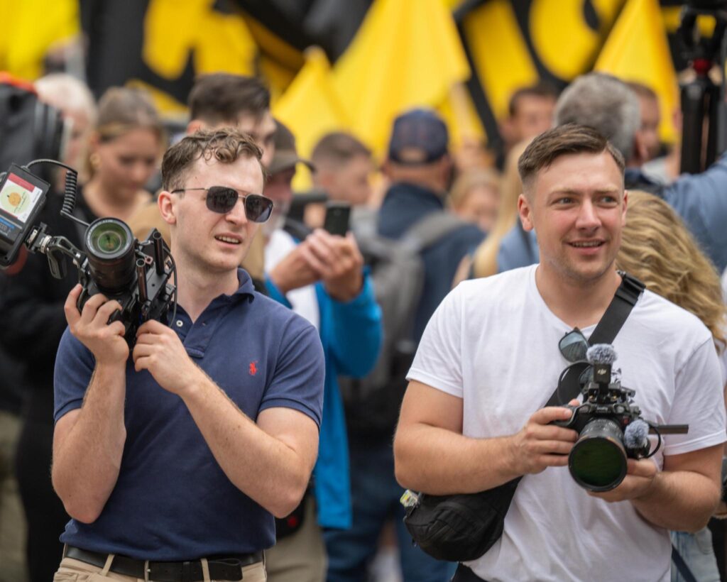 Manuel Corchia und Florian Stimpfle als Fotografen an der IB-Demo in Wien.