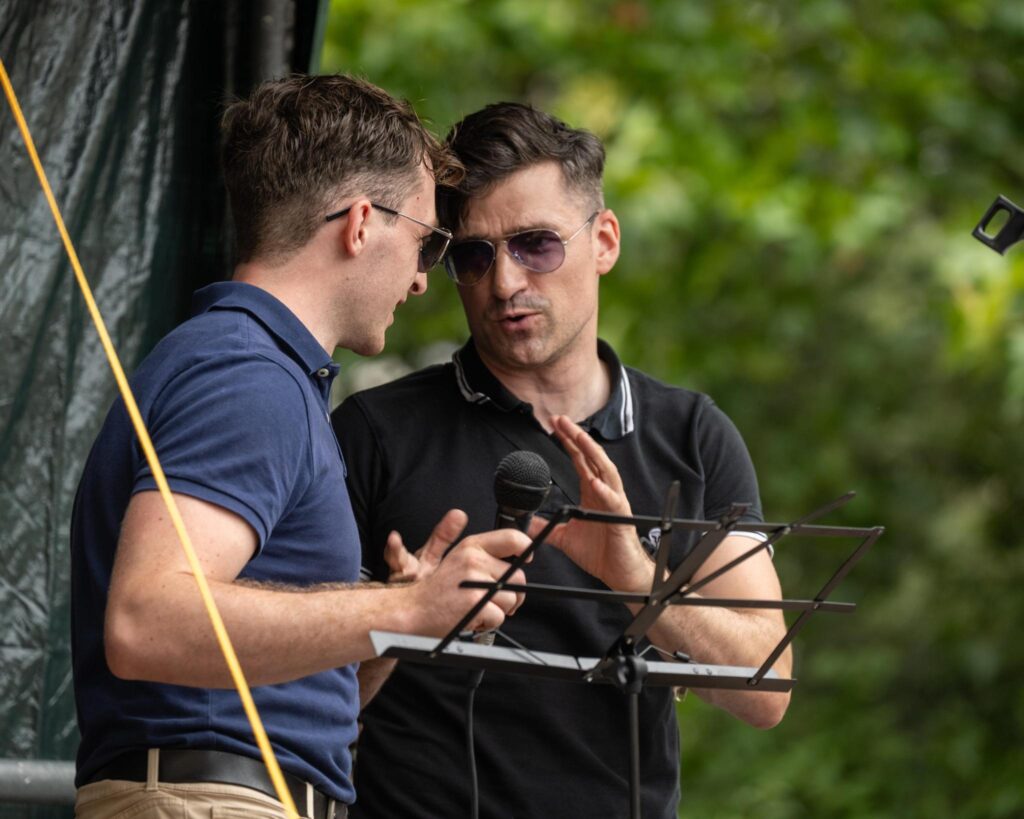 Manuel Corchia und Martin Sellner auf dem Renderpult an der IB-Demo in Wien.