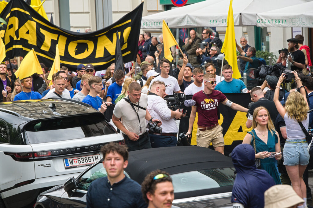 Junge Tat am Front Transparent an der IB-Demo in Wien